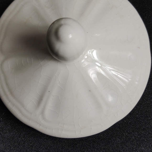 Elegant White Ceramic Sugar and Creamer Set - Picture 6 of 8